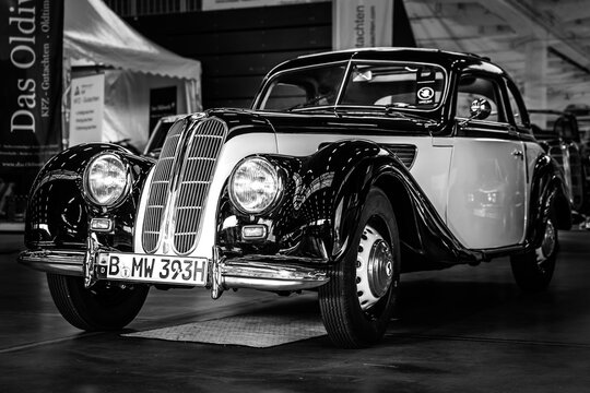 PAAREN IM GLIEN, GERMANY - OCTOBER 03, 2020: Grand tourer car BMW (EMW) 327 Coupe, 1952. Black and white. Die Oldtimer Show 2020.