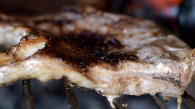 matambre de cerdo crocante asado a la parrilla con gotas de grasa derritiendo proporcionando crocantez en cordoba argentina