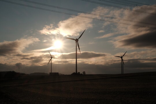 Winr&auml;der zur Erzeugung regenerativer Energie im Rahmen der Energiewende mit Wolken im Licht der untergehenden Sonne in Gembeck am Twistetal im Landkreis Waldeck-Frankenberg in Hessen