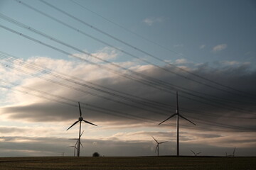 Windräder zur Erzeugung regenerativer Energie als Beitrag zur Energiewende mit...