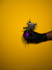 mano con maquina de tatuar