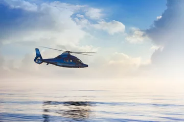 Poster Im Rahmen Passagierreisehubschrauber, der über das Abendmeer mit Wolkengebilde fliegt. © breakermaximus