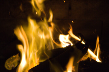 Fogo na churrasqueira com as labaredas bem altas
