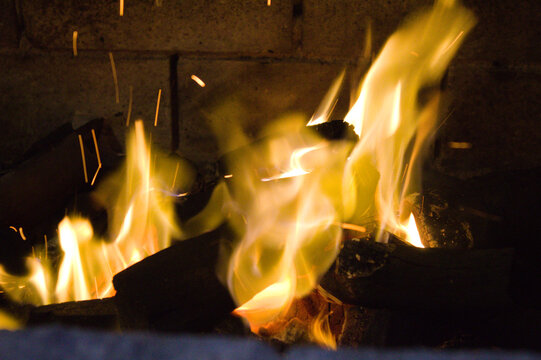 Fogo na churrasqueira com as labaredas bem altas