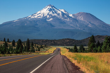 Road to Mount Shasta in California © Stephen