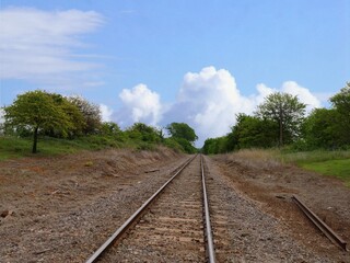Obraz premium Front view of a railroad track in the outskirts of a city