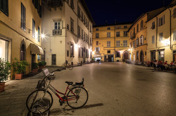 Fototapeta na wymiar Night street scene in Lucca