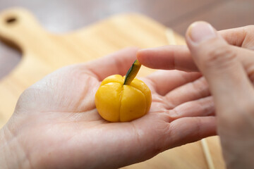 ハロウィンのかぼちゃクッキーを成型する様子