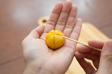 ハロウィンのかぼちゃクッキーを成型する様子