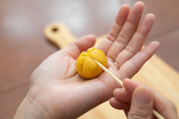 ハロウィンのかぼちゃクッキーを成型する様子