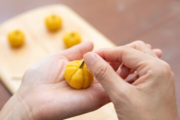 ハロウィンのかぼちゃクッキーを成型する様子