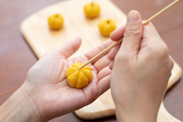 ハロウィンのかぼちゃクッキーを成型する様子