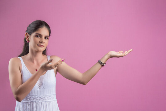 Mujer En Viendo Al Frente Con Manos Extendidas Con Fondo Rosado Cáncer De Mama