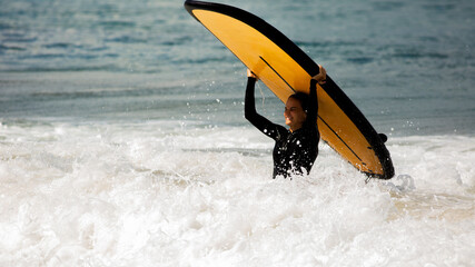 Naklejka premium beautiful girl stands with a surfboard
