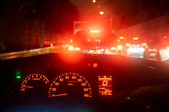 夜のドライブ渋滞中、車内からの眺め