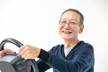 シニア男性・運転・自動車