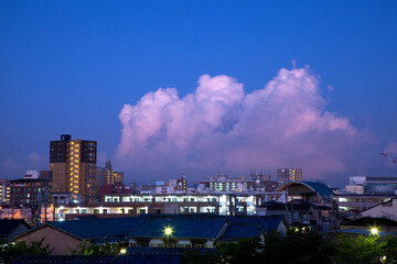 Fototapeta premium 夕暮れ熱帯夜の町並み