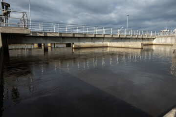 Fototapeta na wymiar Im Belebungsbecken in der Kläranlage, werden Schmutzstoffe wie Phosphor, Kohlenstoff und Stickstoff durch Mikroorganismen aus dem Abwasser entfernt.