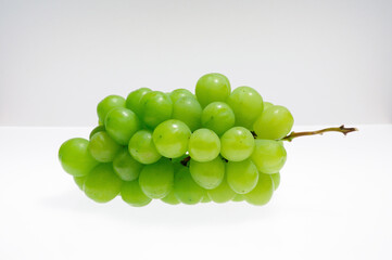 白バックに緑色の葡萄