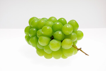 白バックに緑色の葡萄