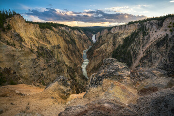 Obraz premium lower falls of the yellowstone national park from artist point at sunset, wyoming, usa