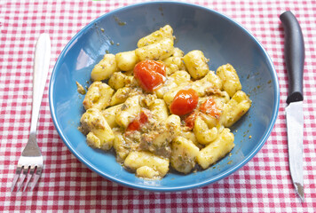 gnocchi with pesto and tomatoes