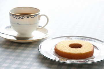 テーブルの上のバームクーヘンとコーヒー