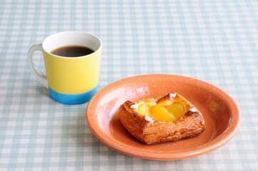 テーブル上のリンゴのデニッシュとコーヒー