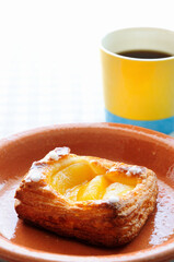 テーブル上のリンゴのデニッシュとコーヒー