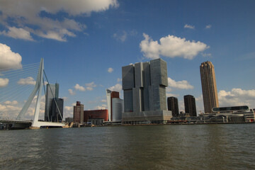 Fototapeta premium Boomtown Rotterdam; Moderne Skyline am Kop van Zuid mit Erasmusbrücke
