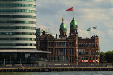 Tradition und Moderne am Rotterdamer Wilhleminapier / Historisches Gebäude der Holland-Amerika-Linie und Neues Hafenamt