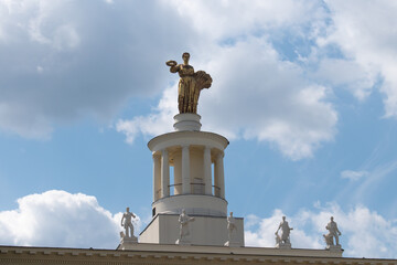 Obraz premium VDNKh. Pavilion №18 Republic of Belarus. Sculptures on the roof
