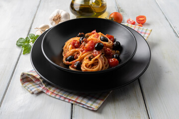 Spaghetti alla puttanesca, tipico piatto della cucina italiana 