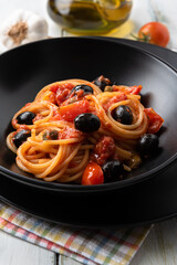 Spaghetti alla puttanesca, tipico piatto della cucina italiana 