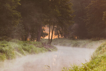 Parująca rzeka o świcie - mroczny klimat - opary nad wodą, mgła nad wodą