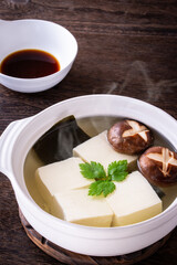 日本の湯豆腐を食べる