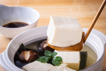 日本の湯豆腐を食べる