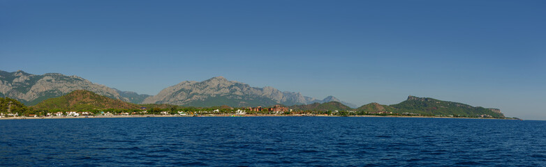 Naklejka premium Mountain coast on a sunny summer day