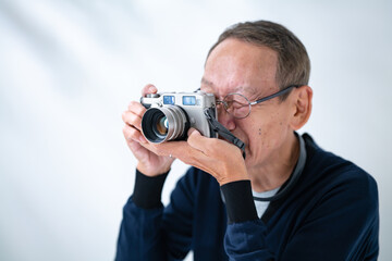 写真を撮るシニア男性