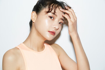 Fototapeta premium スポーツウェアのスリムな若い女性のポートレート