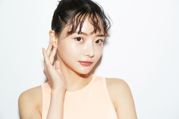 スポーツウェアのスリムな若い女性のポートレート