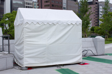 イベント用の白い仮設テント