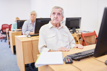 Senioren aus dem Altenheim lernen Internet Nutzung in einem Computerkurs der VHS