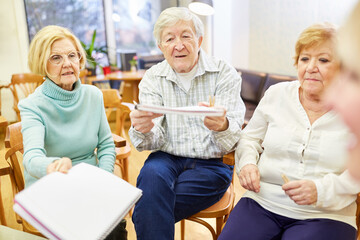 Gruppe Senioren mit Zeichenblock in der Maltherapie oder einer Gruppentherapie