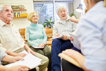 Senioren und Therapeutin in der Gruppentherapie oder Gruppenpsychotherapie