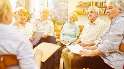 Gruppe Senioren redet miteinander beim Gesprächskreis im Altenheim