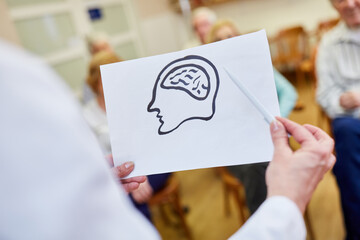Ärztin mit einer Zeichnung vom Gehirn hält einen Vortrag über Demenz und Gedächtnis