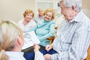 Ärztin als Referentin erklärt Senioren die Demenz Krankheit in einem Seminar