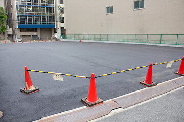 アスファルトを敷いて整備された都会の空き地 © Paylessimages