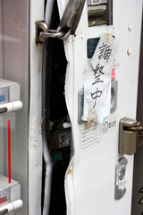 壊された街角の自動販売機